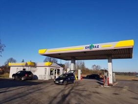 otoki stacji paliw, Pylon cenowy i otoki myjni - Projekt Studio Maciej Chwaliński, Krotoszyn