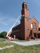 podnośnik koszowy przy kościele