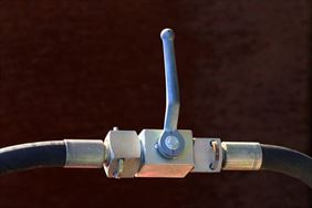 zakuwanie przewodów hydraulicznych, Prefa-Żuraw. Serwis hydrauliki siłowej, wind samochodowych, żurawi, Dołuje