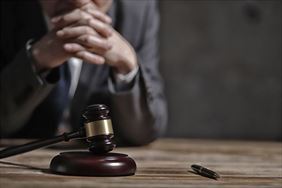 młotek sędziowski, Andrzej Koniecki Kancelaria adwokacka, Wrocław