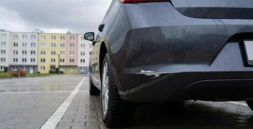 Kolizja na osiedlowym parkingu, stłuczka i awaria — co chronią polisy kierowcy w Łodzi