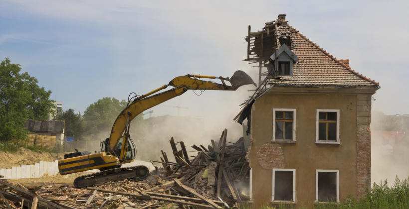 Jak pozbyć się starego lub niechcianego budynku z działki?