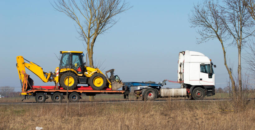 Na co zwrócić uwagę przy wyborze firmy transportującej maszyny budowlane i rolnicze?