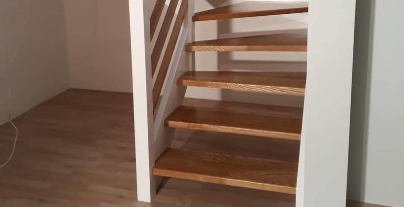 Charakterystyka drewnianych schodów ażurowych Charakterystyka drewnianych schodów ażurowych