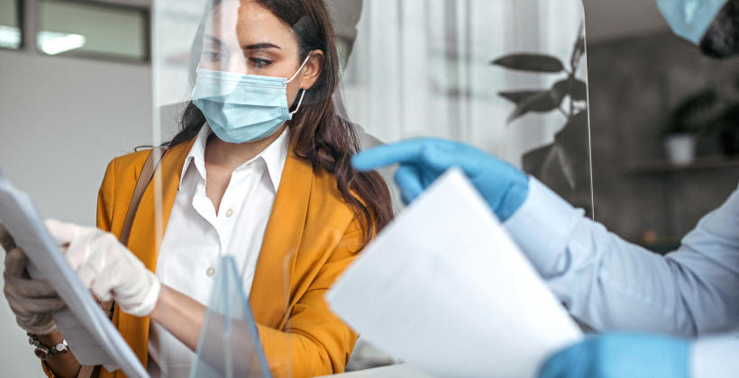 O cechach, zastosowaniu i zaletach pleksi opowiadają specjaliści firmy EMPLAST