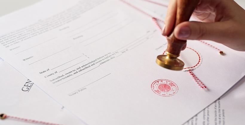 Czy istnieje możliwość skorzystania z usług notariusza poza kancelarią? Czy istnieje możliwość skorzystania z usług notariusza poza kancelarią?