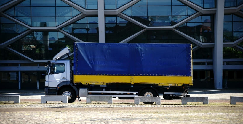 Z czego tworzone są plandeki samochodowe?