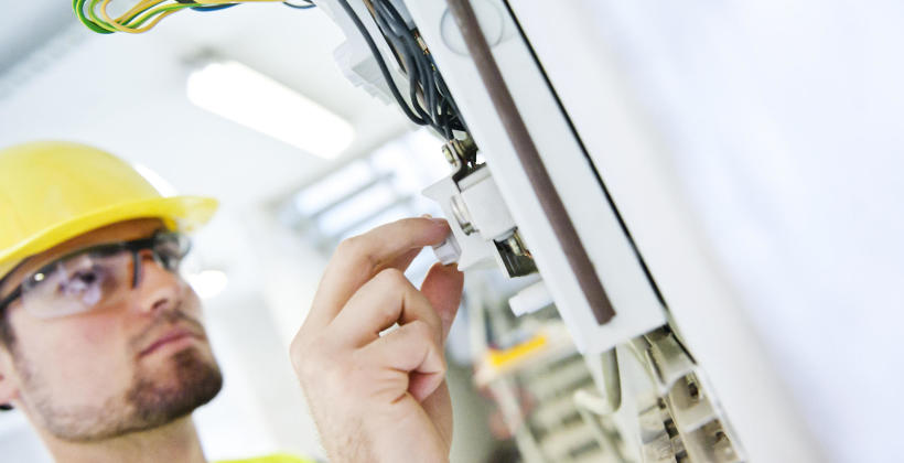 Montaż instalacji elektrycznej – dlaczego najlepiej zlecić go specjalistom? Montaż instalacji elektrycznej – dlaczego najlepiej zlecić go specjalistom?