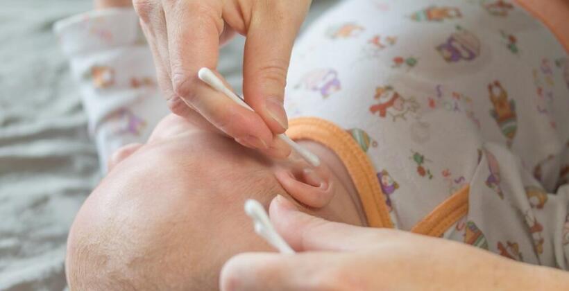 Czy do pielęgnacji małych dzieci można stosować patyczki higieniczne?