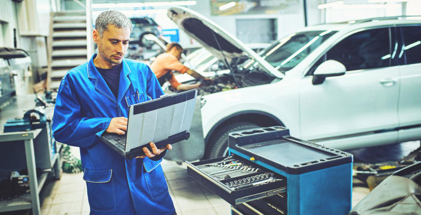 Kiedy oddać auto do warsztatu i czym dokładnie zajmą się fachowcy?