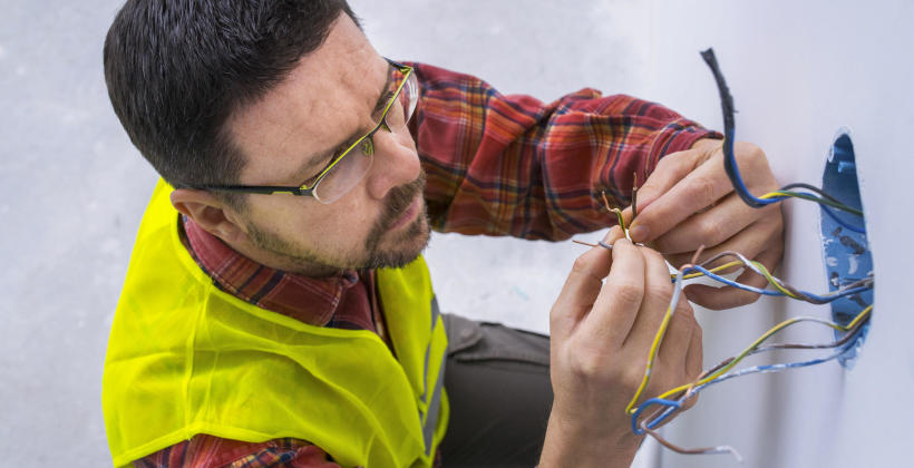 Naprawy instalacji elektrycznych