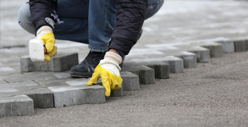 Brukarskie układanie kostki betonowej i granitowej. Które rozwiązanie jest lepsze?