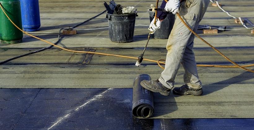 Hydroizolacja dachu płaskiego. Co warto wiedzieć? Hydroizolacja dachu płaskiego. Co warto wiedzieć?