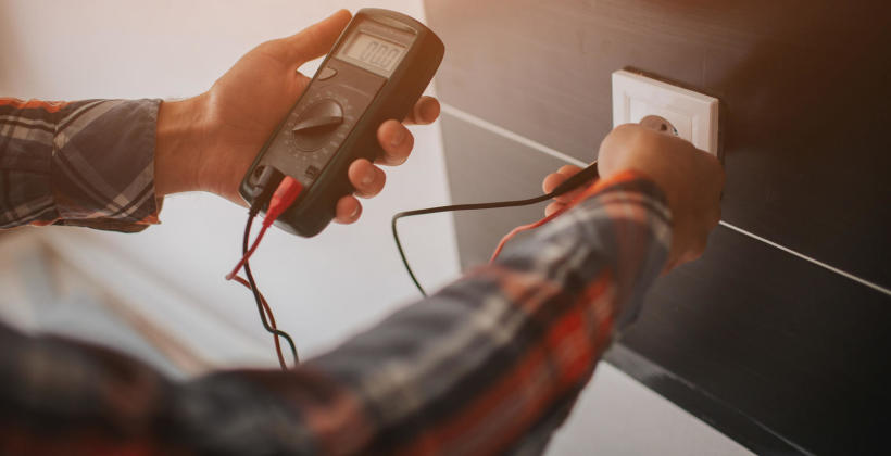 Instalacja elektryczna – kiedy remontować, a kiedy założyć nową? Instalacja elektryczna – kiedy remontować, a kiedy założyć nową?