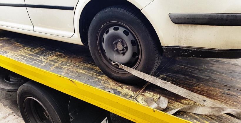 Holowanie czy laweta – dwa oblicza transportu pojazdów uszkodzonych Holowanie czy laweta – dwa oblicza transportu pojazdów uszkodzonych