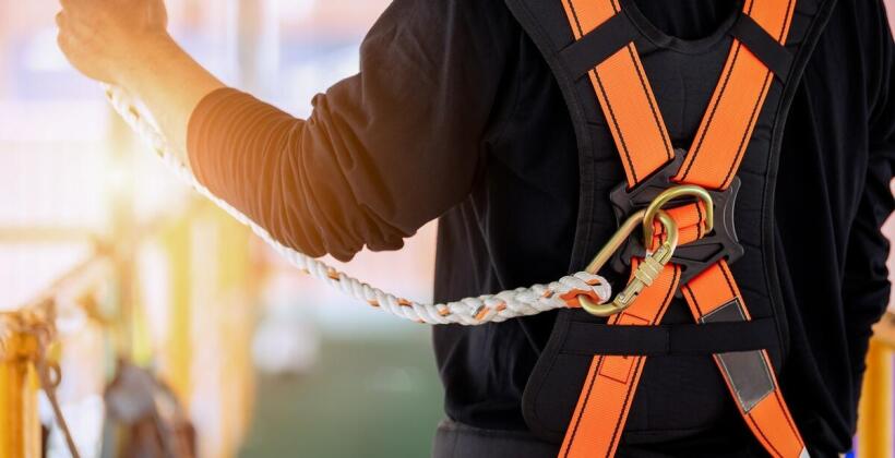 Ochrona przed upadkiem - zastosowanie szelek i amortyzatorów
