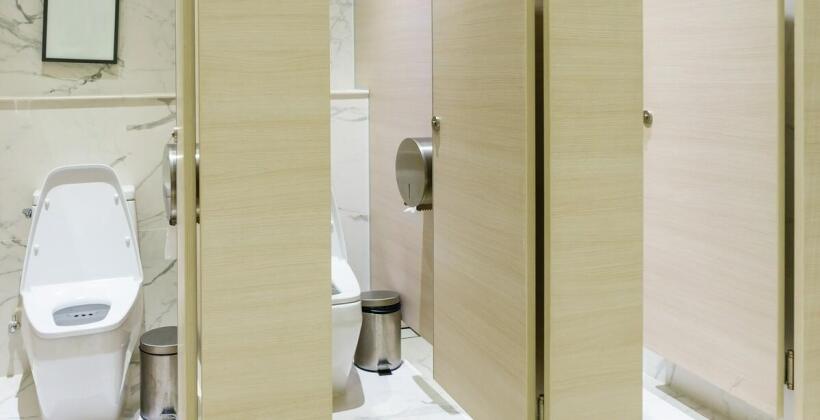 Ściany działowe HPL w łazienkach publicznych