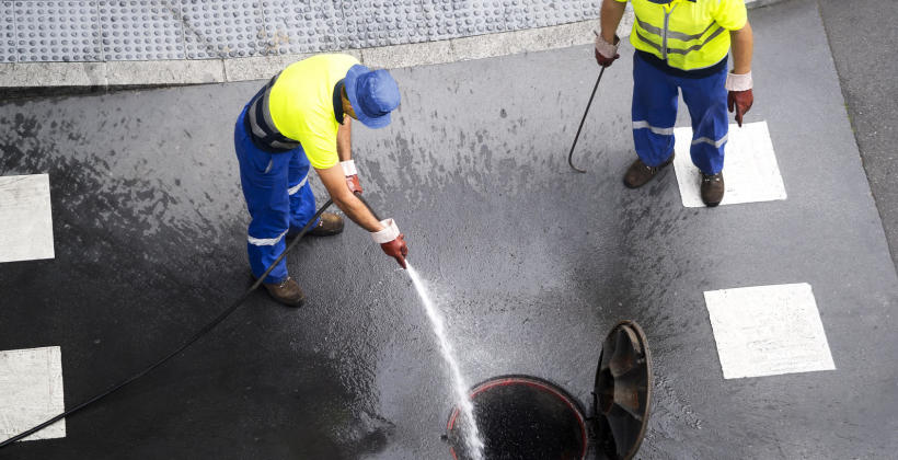 W jaki sposób przeprowadza się hydrodynamiczne czyszczenie kanalizacji?