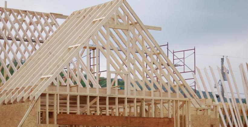 Prefabrykowane więźby dachowe. Zalety rozwiązania Prefabrykowane więźby dachowe. Zalety rozwiązania