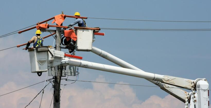 Podnośniki koszowe do montażu linii energetycznych