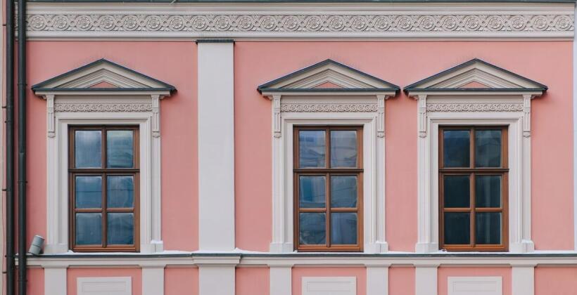 Okrągłe okna drewniane – estetyka i funkcjonalność Okrągłe okna drewniane – estetyka i funkcjonalność