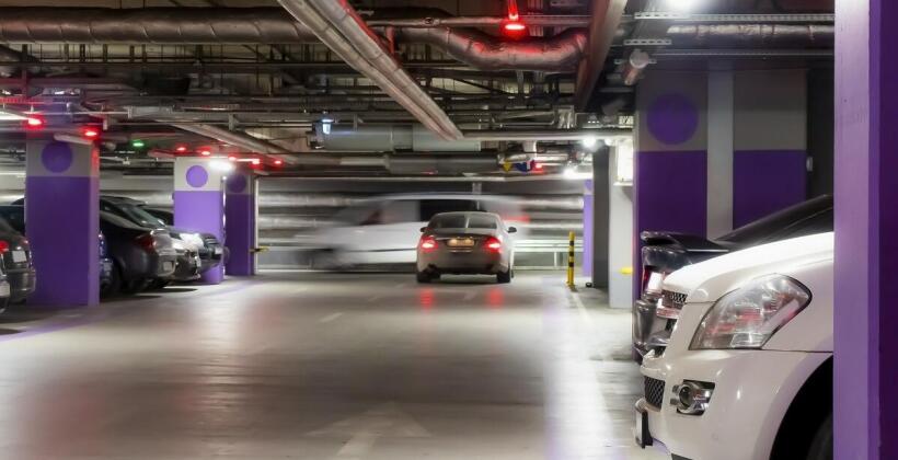 Bezpieczeństwo na parkingach lotniskowych - Royal Parking