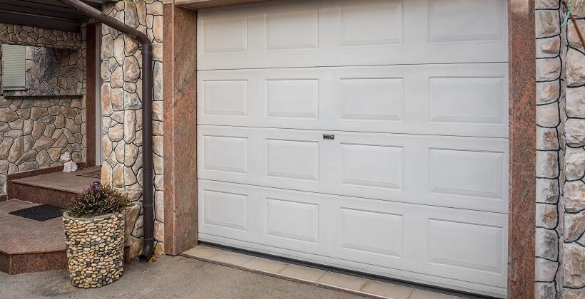 Brama garażowa – z napędem czy bez?