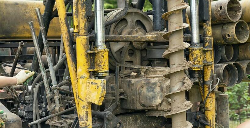 Ustalanie głębokości i wydajności wiercenia w Polsce