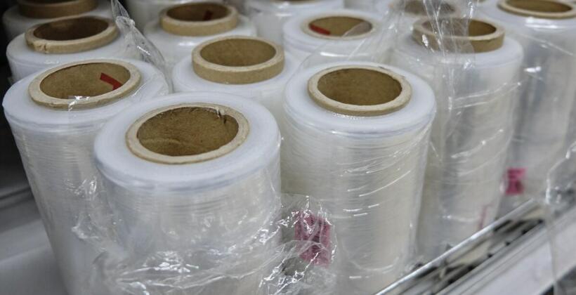 Folie stretch – wszechstronne rozwiązania pakowania