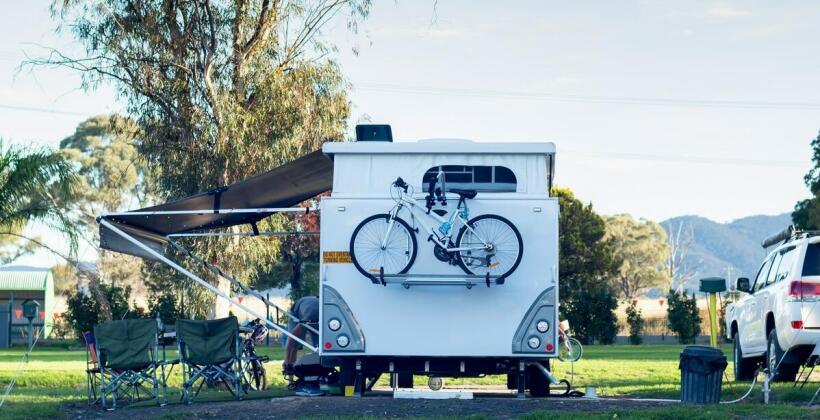 Podróżowanie kamperem z akcesoriami sportowymi
