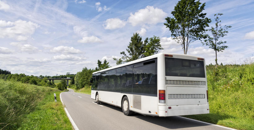 Dlaczego warto wynająć autokar na ślub?