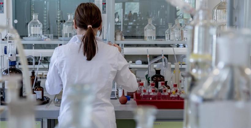 Z jakich materiałów wykonuje się meble laboratoryjne? Z jakich materiałów wykonuje się meble laboratoryjne?