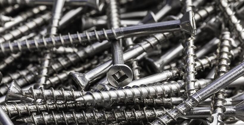 Co charakteryzuje wkręty ościeżnicowe?