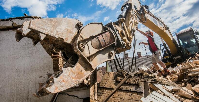 Wyburzenie ręczne i mechaniczne — gdzie przebiega granica między precyzją a tempem