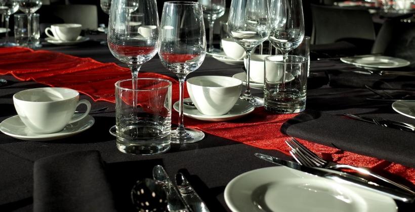 Organizacja stypy dla sporej grupy osób z pomocą firmy cateringowej Organizacja stypy dla sporej grupy osób z pomocą firmy cateringowej