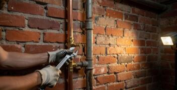 Jak modernizacja starych instalacji gazowych i sanitarnych chroni przed nagłymi awariami w śląskim budownictwie