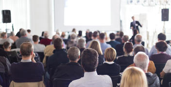 Grupowe spotkania. Charakterystyka konferencji