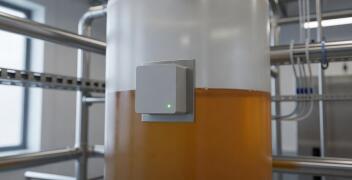Kiedy detekcja przez ściankę zbiornika pomaga wykrywać poziom bez kontaktu z medium