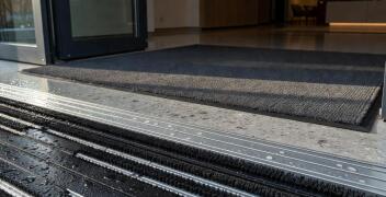 Dlaczego strefa zewnętrzna i wewnętrzna wymagają innych rozwiązań matowych przy wejściu