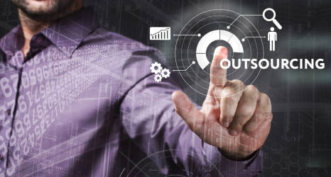 Wady i zalety outsourcingu. Kiedy outsourcing się opłaca?