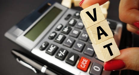 Kto musi płacić VAT, a kto może być zwolniony?