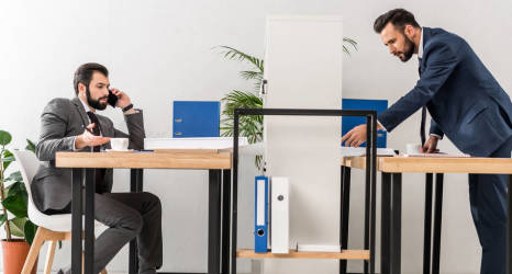 4 korzyści, dlaczego warto wybrać biurko z podnoszonym blatem?