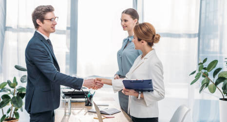 Jak wyróżnić się w pracy i zostać zauważonym przez szefa?