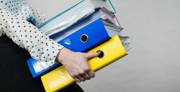 Jak zabezpieczyć ważne dokumenty przed zniszczeniem i pognieceniem podczas transportu?