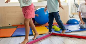 Jak wyglądają ćwiczenia korekcyjne dla dzieci przedszkolnych w Rumii?