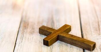 W jakim miejscu powiesić krzyż w domu? 