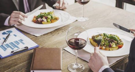 Zasady savoir-vivre podczas kolacji biznesowej