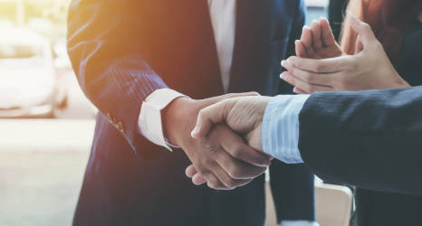 Savoir-vivre w biznesie – kto pierwszy powinien podać dłoń?