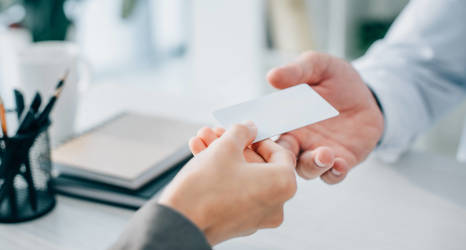 Jak wręczyć wizytówkę zgodnie z zasadami savoir-vivre?