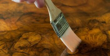 Bejce spirytusowe, rozpuszczalniki i szelaki dostępne w ofercie firmy Edan: zastosowania w malarstwie i konserwacji